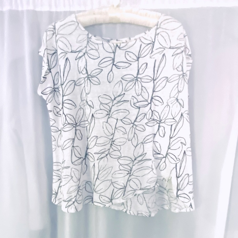 Cynthia Rowley White and Black Leaf Print Top. Size L